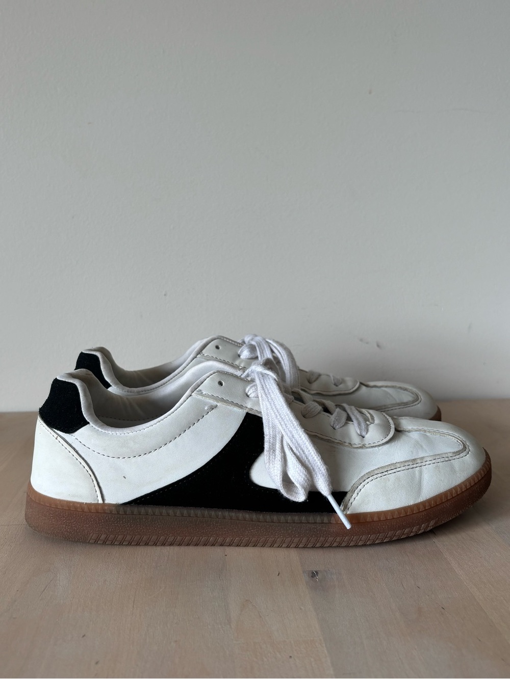 Women’s No Boundaries Black & White Sneaker Size 10